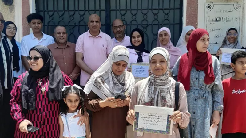 مدير سفاجا التعليمية يكرم أوائل الشهادة الإعداديةبسفاجا