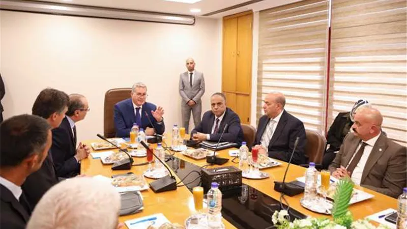 وزير البترول يشيد بإنجازات 