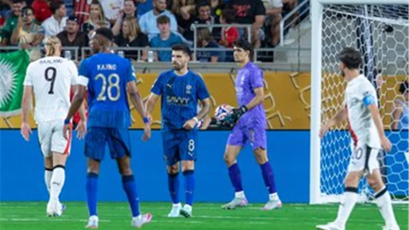 الهلال ضد السيتي .. شاهد تألق مذهل من ياسين بونو وانقاذ خطير
