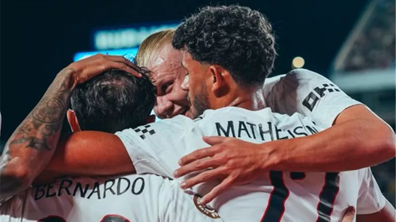 مانشستر سيتي يتقدم على الهلال بهدف فى الشوط الأول .. شاهد