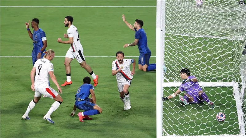 ماذا قال حكم مباراة الهلال والسيتي عند احتساب هدف برناردو سيلفا؟