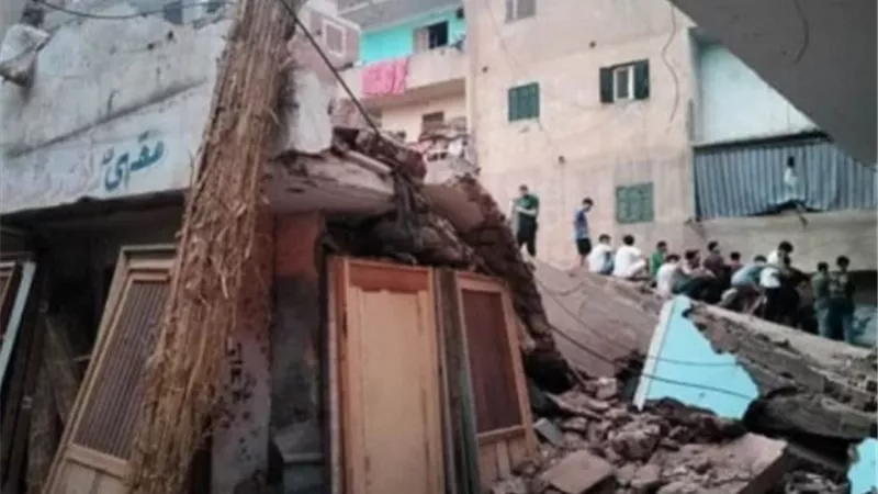 انهيار عقار مكون من 3 طوابق فوق سيارة في كفر الشيخ