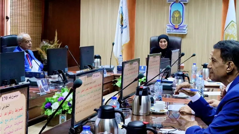 مجلس جامعة الأقصر يعتمد الهوية البصرية للجامعة ويقر تعديل شعارها