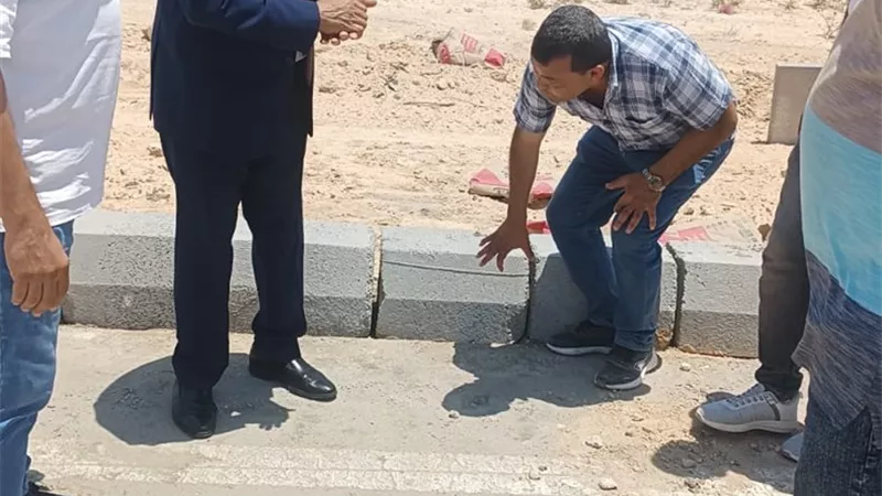 محافظ مطروح يتابع أعمال التطويرعلى جانبى طريق مطار العلمين الدولى