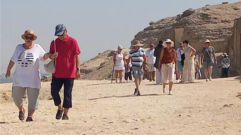 توافد سياحي غير مسبوق على مناطق المنيا الأثرية من جنسيات مختلفة