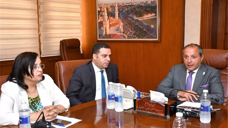 محافظ بورسعيد يستعرض مقترح لتطوير منطقة العرب بقلب