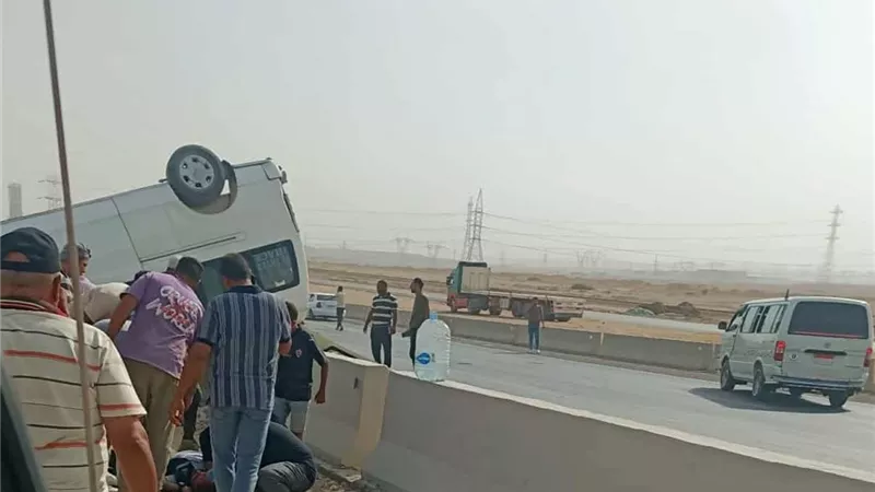 مصرع عامل واصابة ١٤ آخرين في انقلاب ميكروباص بطريق السخنة
