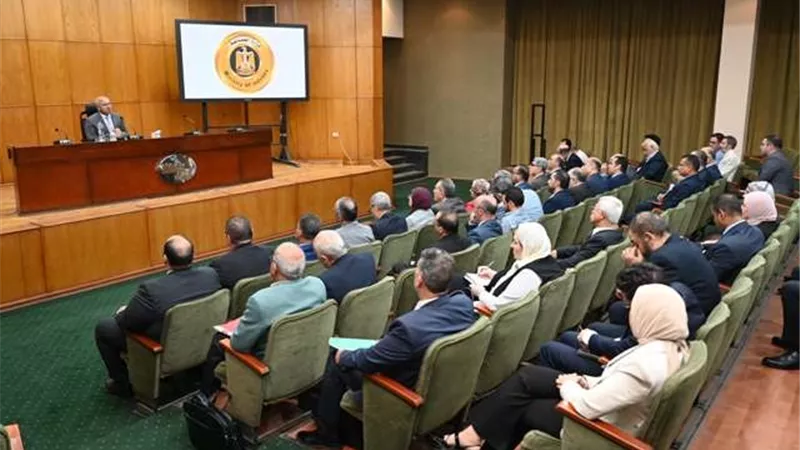 كامل الوزير يوجه بسرعة تشغيل خطوط إنتاج الأسمنت المتوقفة