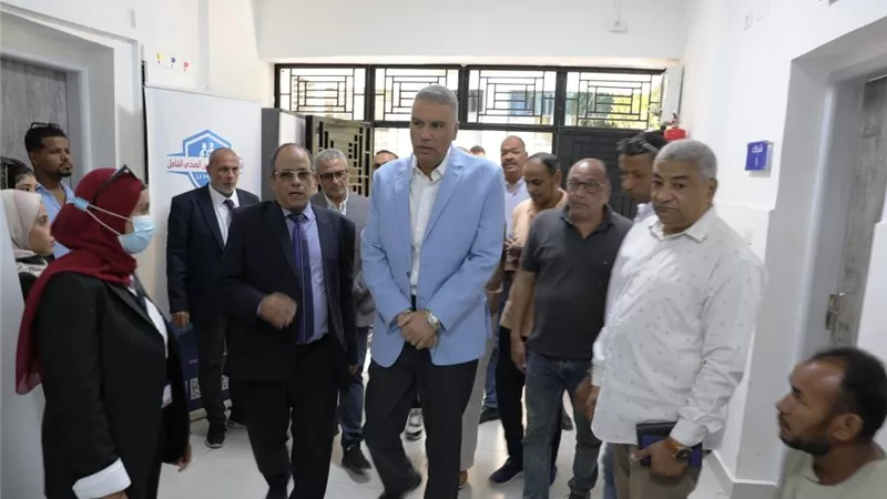 محافظ أسوان يتابع تشغيل منظومة التأمين الصحى الشامل