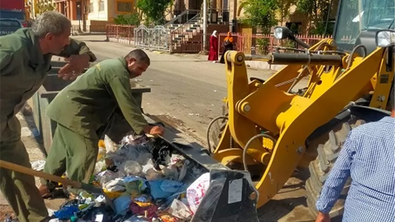 رفع ٣٥٠٠ طن أتربة ومخلفات خلال حملات نظافة بإسنا جنوب الأقصر