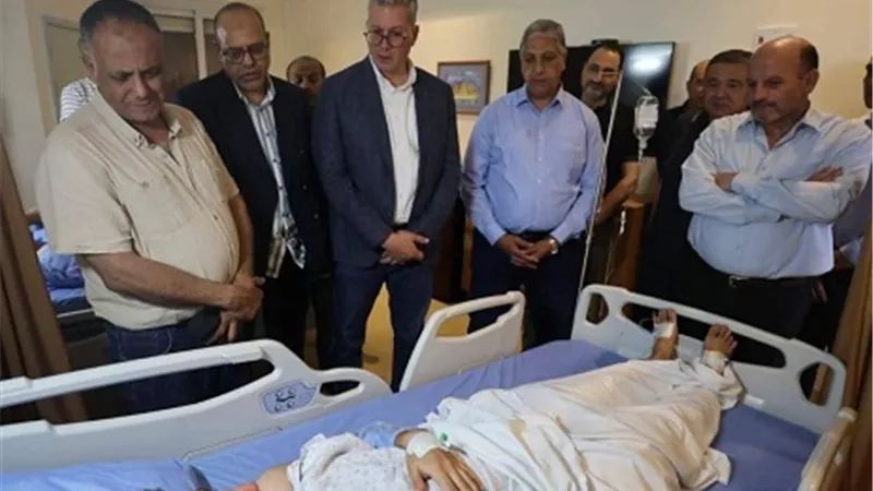 بدوي وجبران يطمئنان علي الناجين من حادث بارج خليج السويس