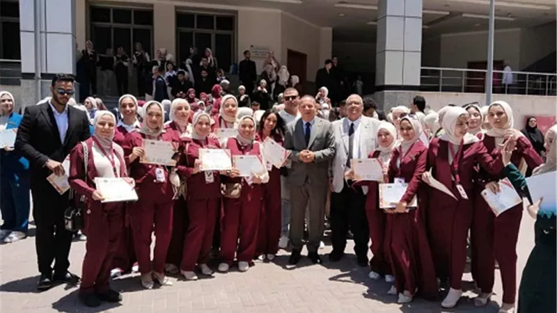 رئيس جامعة دمياط يتفقد مشروعات تخرج طلاب متعدد اللغات