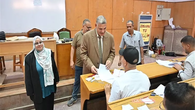 نائب رئيس جامعة الفيوم يـتــفَقَّدُ امتحاناتِ الدراسات العليا