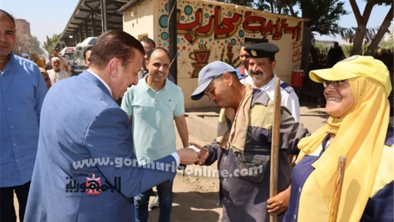 محافظ المنوفية يوزع بونات غذائية على عمال النظافة بسيدي خميس