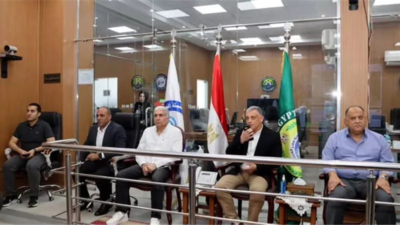 محافظ الإسماعيلية يتابع اصطفاف المعدات من شبكة الطوارئ