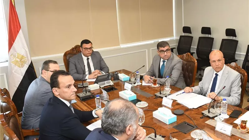 وزير الإسكان يوجه بتسريع مشروعات السويس الجديدة