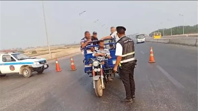 حملة مرورية موسعة بمحور عدلي منصور ببنى سويف