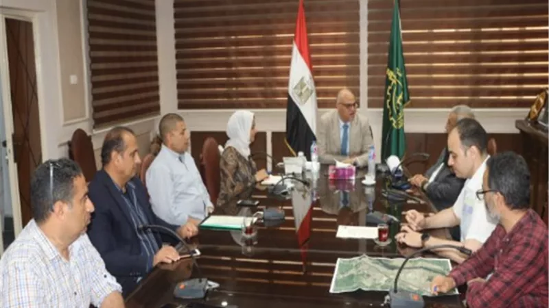محافظ القليوبية يبحث خطط تنفيذ المرحلة الرابعة مشروع ممشى أهل مصر