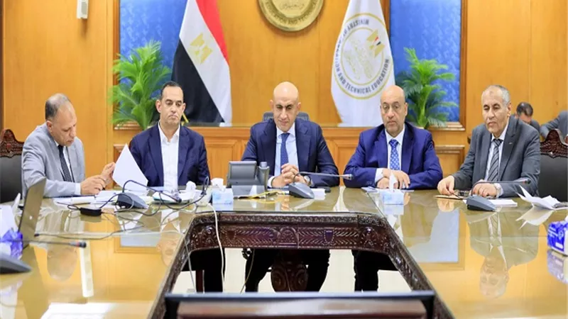 وزير التعليم يتابع من غرفة العمليات سير امتحانات الكيمياء والجغرافيا بـ الثانوية العامة
