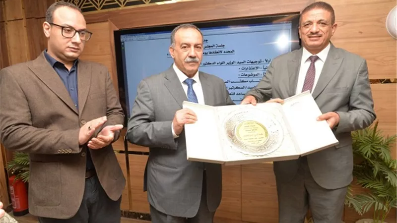 محافظ أسيوط يمنح السكرتير العام شهادة تقدير لجهوده في دعم العمل