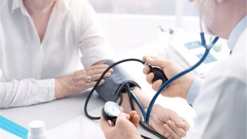 تحذيرات من خفض ضغط الدم المفرط لدى كبار السن