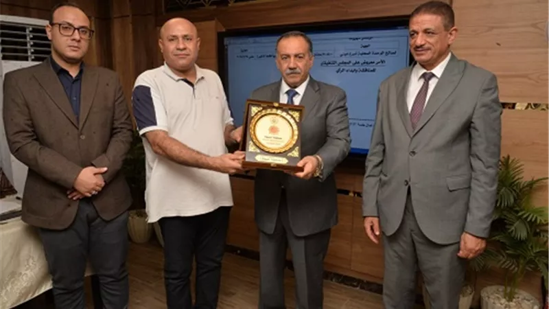 محافظ أسيوط يكرم رئيس حي غرب ومسئولة المشاركة المجتمعية