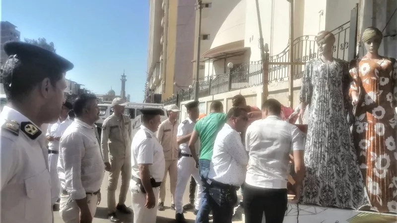 حملات لإزالة الإشغالات وفرض الانضباط بشوارع كفر الشيخ