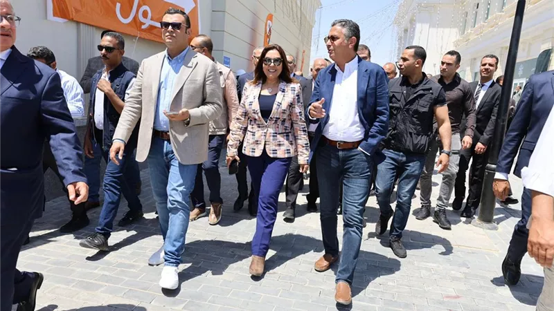 وزراء الإسكان والتموين والتخطيط يفتتحون 