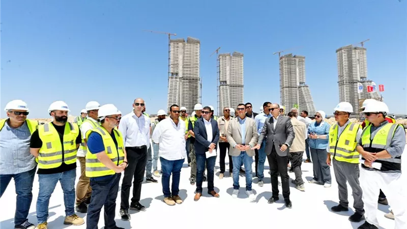 وزير الإسكان يطلق التشغيل التجريبي لأكبر بحيرة بالعلمين .. صور