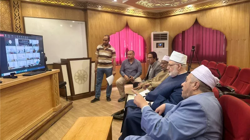 وكيل الأزهر ورئيس القطاع في غرفة عمليات امتحانات الثانوية