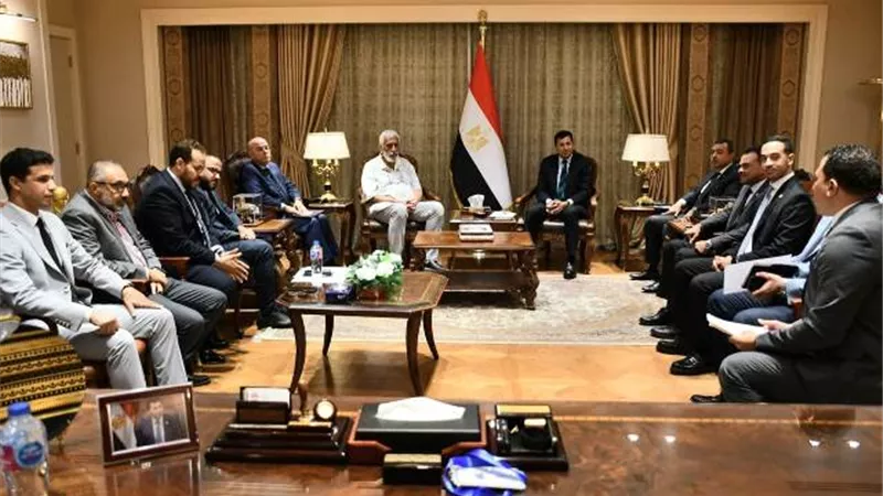 وزير الرياضة يبحث مع مجموعة من المستثمرين المصريين عمل شراكة وطنية