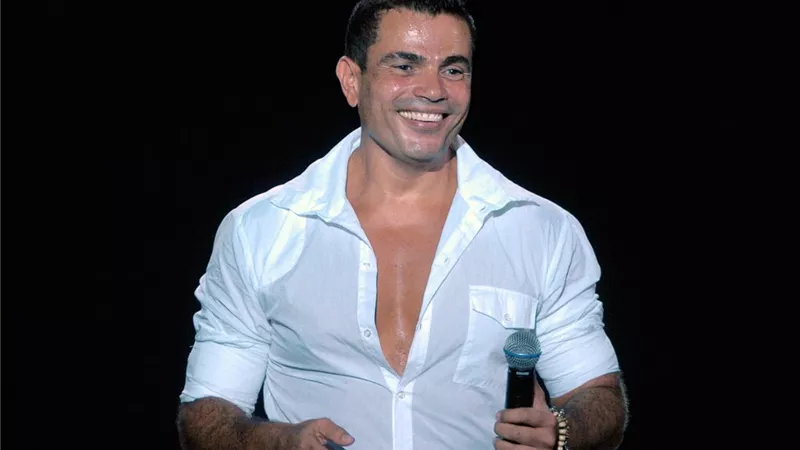 عمرو دياب يغنى ألبومه الجديد 
