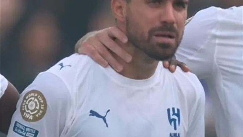 شاهد.. بكاء نجمي الهلال قبل مباراة فلومينينسي بسبب وفاة جوتا