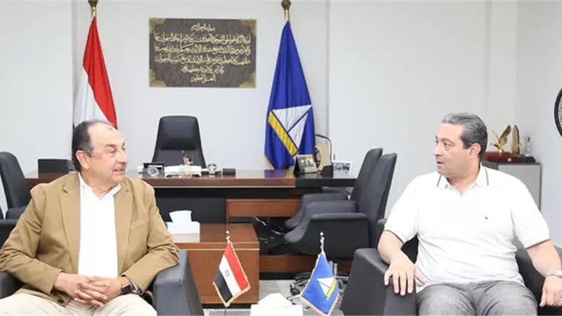 وزير قطاع الأعمال يتفقد منشآت صناعية وفندقية في دمياط