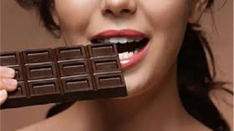 هل تحب الشوكولاتة الداكنة؟ هذه الفوائد قد تدفعك لتناولها بانتظام!