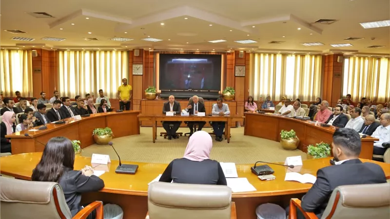 محافظ بورسعيد يؤكد على أهمية دعم التعليم الفنى ببورسعيد خلال جلسة برلمان الشباب
