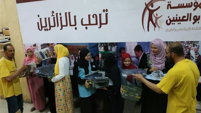 أبو العينين يهدي الطلاب 100 ألف شنطة مدرسية وأدوات كتابية