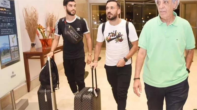 وليد أزارو وعلى معلول يصلان فندق إقامة الأهلي بغينيا