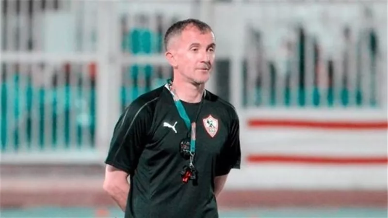 ميتشو يعقد اجتماعا مع لاعبي الزمالك فور وصولهم السنغال