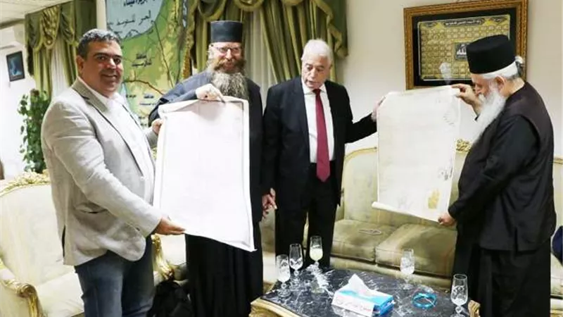 قادة دير سانت كاترين يهدون فودة نسخة من الوثيقة المحمدية