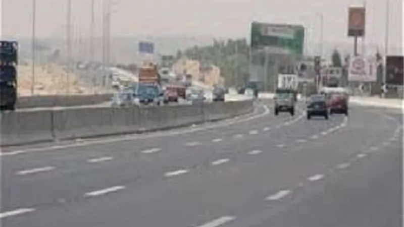 اعادة فتح طريق الدائرى باتجاة كارفور بعد رفع حطام تصادم سيارتبن