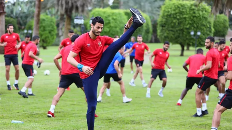 السفير المصرى يتابع مران الأهلى فى غينيا