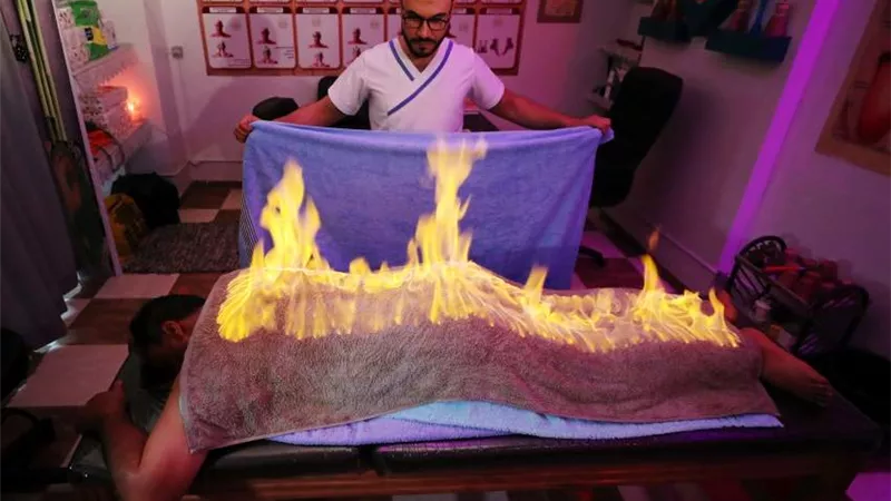 على غرار الفراعنة ... مساج بالنار لتخفيف آلام العضلات(صور)