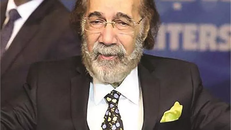 محمود ياسين يطمئن جمهوره بعد شائعة وفاته