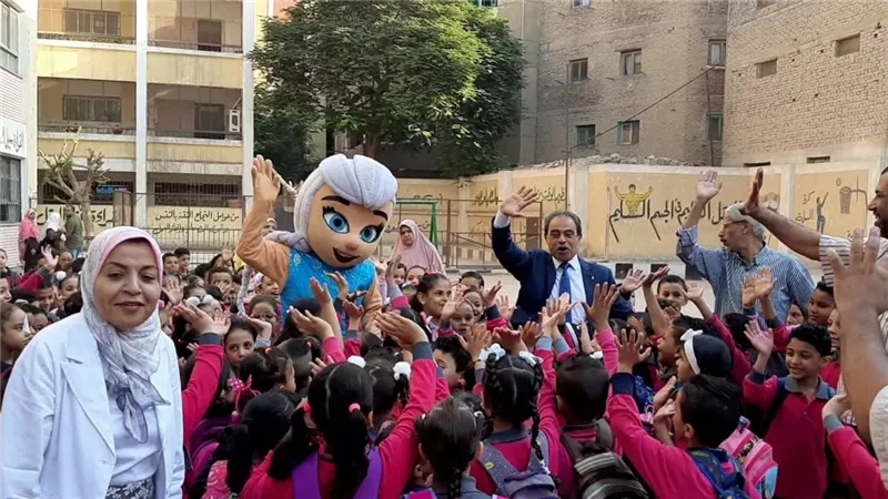 مديرو المدارس يستقبلون أطفال الصفوف الأولى بالقاهرة بالأعلام والحلوى.. صور
