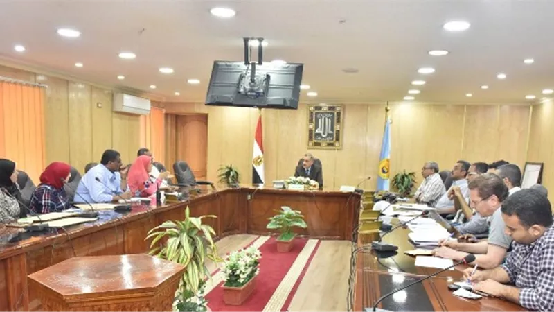 محافظ أسيوط : تعاون مع صندوق العشوائيات لتطوير المناطق غيرالآمنة