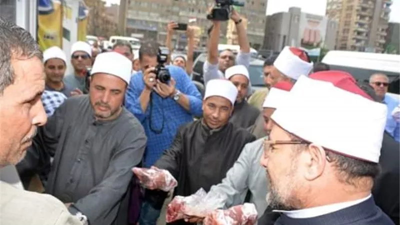 وزيرالأوقاف يوزع 4 أطنان لحوم أضاحي على المستحقين في الشرقية ..صور