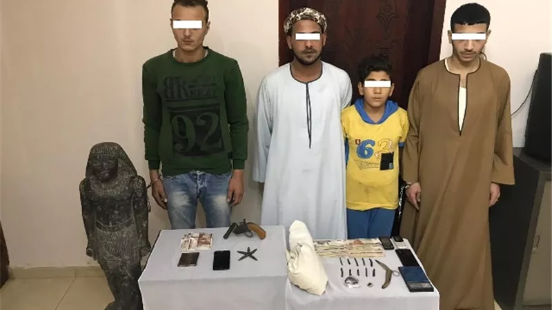 مباحث أسيوط تضبط مواد مخدرة وتمثال اثري