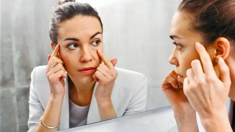 كيف تتخلص من احمرار العين
