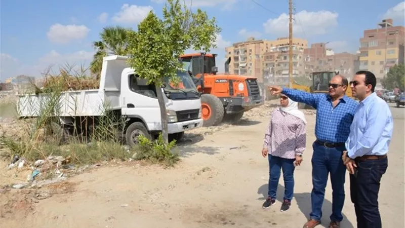 الإسماعيلية تزيل أكبر بؤرة قمامة بحديقة الفروسية ..صور